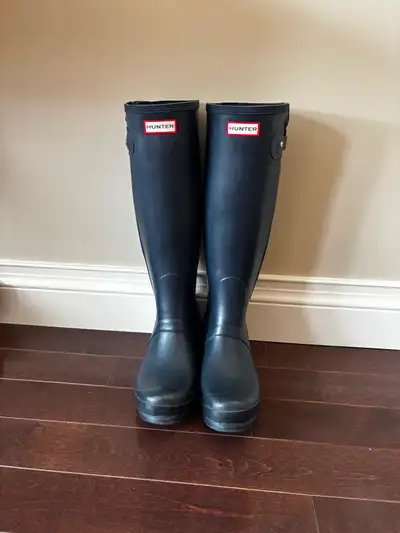 Women’s Original Hunter Boots in Navy. Concealed zipper on outer calf. European 39/Women’s 8-8.5