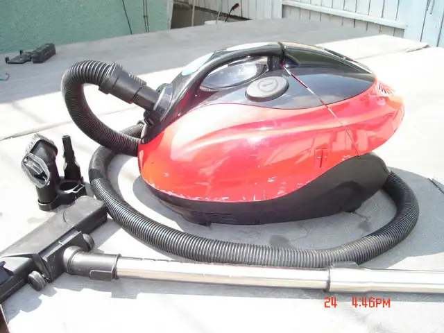 ** Vacuum Cleaners, Swiffers and Power Brush & Parts ** in Vacuums in Calgary - Image 7