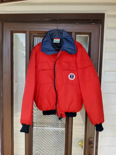 Mens  Medium Mustang Floater Jacket    Good Condition, View more