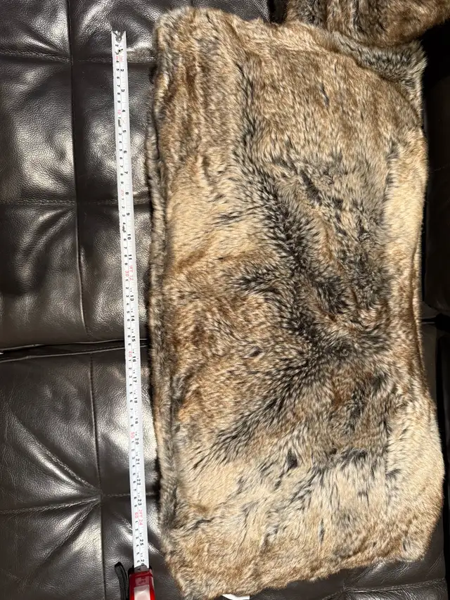 Pillow decor fur 2  in Home Décor & Accents in City of Toronto - Image 6