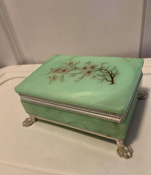 Vintage Green Alabaster Hand Carved Trinket Jewelry Box Silver A in Arts & Collectibles in Burnaby/New Westminster - Image 3