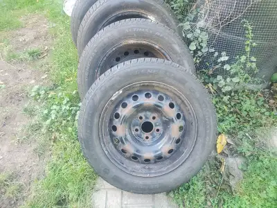 I have 4 rims and tires with sensors. 195x60x15.I believe that the wheels are for a Toyota or Pontia...