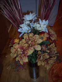 Vases décoratifs avec fleurs en tissu, 20$ chacun