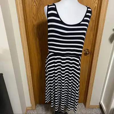 95% rayon 5 % spandex This dress is so soft Size xl