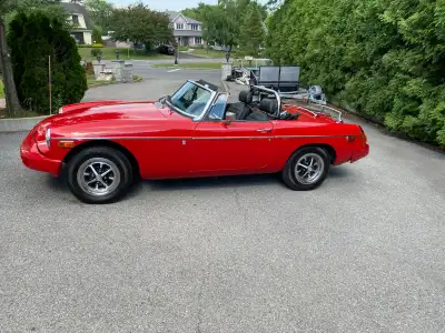 MGB ROUGE 1977 BRITISH CAR , TRÈS BONNE CONDITION , AUCUNE ROUILLE, INTÉRIEUR NOIR, ROAD BAR ET SUPP...