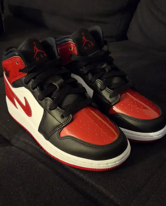 Brand New Jordan 1 Mid "Bred Toe" (GS) - Size 5Y / Women’s in Women's - Shoes in Oakville / Halton Region - Image 4