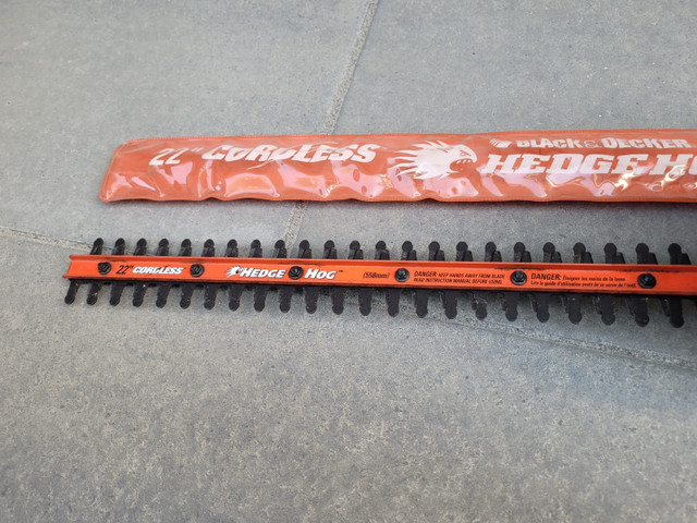 Taille haie rechargeable Black and Decker dans Tondeuses et souffleuses  à Laval/Rive Nord - Image 4