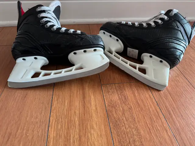 Patin Bauer pour enfants taille 2 / skates for kids size 2  in Skates & Blades in City of Montréal - Image 5