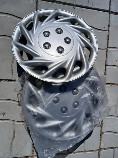 Enjoliveurs (cap) de roues 16 po. (4) Intéressé seulement, pas d'échange, pas de livraison. 45$