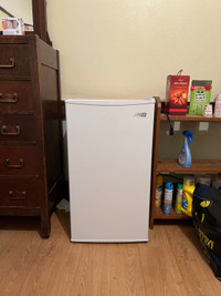 Spacious mini fridge with freezer arctic king