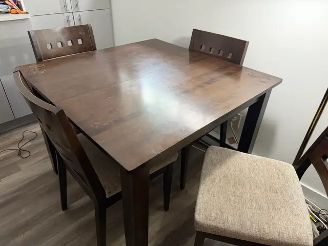dining table in Dining Tables & Sets in Laval / North Shore - Image 2