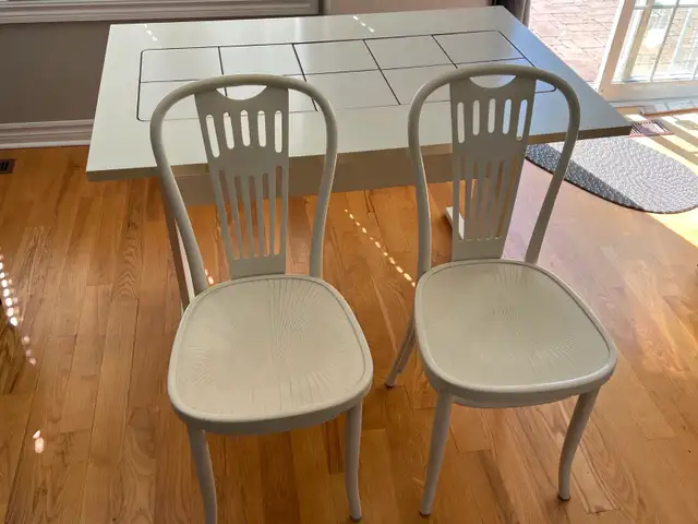 Kitchen table and four chairs in Dining Tables & Sets in Markham / York Region - Image 2