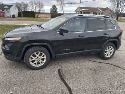 Moteur pentastar 3.2 , 320000 kilo, remorquage 4,500 lb, freins fait cette automne, bonne mécanique...