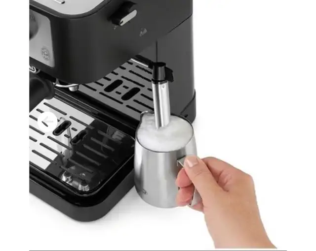 DeLonghi Espresso Machine in Coffee Makers in Oakville / Halton Region - Image 4