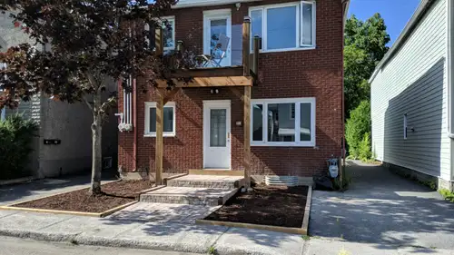 This 2-bedroom is steps from restaurants, cafés, and convenience stores in downtown Hull, and a 5-mi...