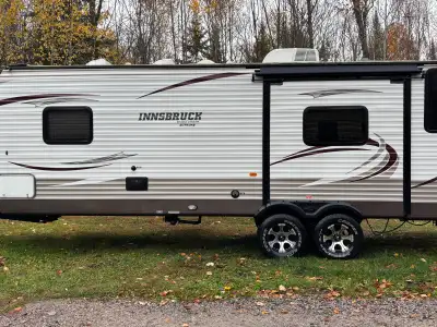 Innsbruck 25 pieds 2015 très propre panneaux solaire batterie 6 volt , lift kit mag 16 pouce générat...