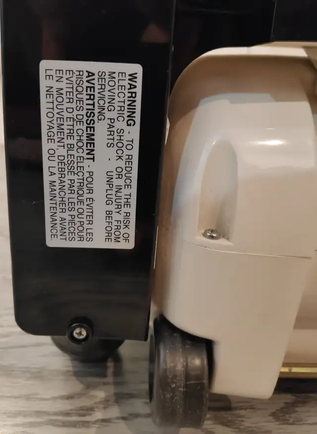 Miele upright vacuum cleaner - Model S177i in Vacuums in City of Toronto - Image 9