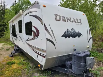 Well cared for All Weather, rear kitchen, Denali camper, sleep 6. Spacious with 2 slides, large ward...