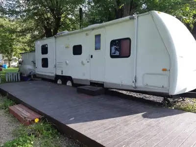 Roulotte Cherokee forest river 2008 28a Avec 2 extensions AC et chauffage en bonne condition Couche...