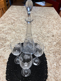 Wine decanter with 3 wine glasses