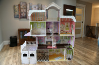 KidKraft Grand Estate Dollhouse + 18 Pieces of Furniture
