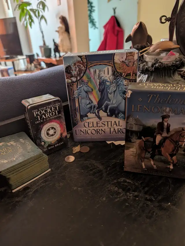 Oracle and Tarot Readings436100751908546560