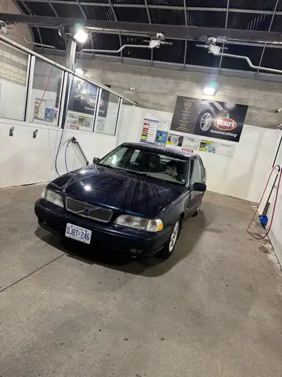 NEED GONE-WILLING TO NEGOTIATE 2000 Volvo S70 SE– 190,000 km - 4000 as is Runs and drives like new....