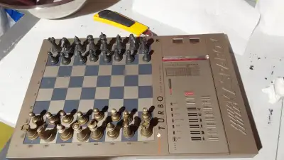 JEUX D'ÉCHEC A VENDRE VINTAGE ANNÉE 80 MARQUE KASPAROV CHESS COMPUTER TURBO 16 FONCTIONNENANT AVEC B...