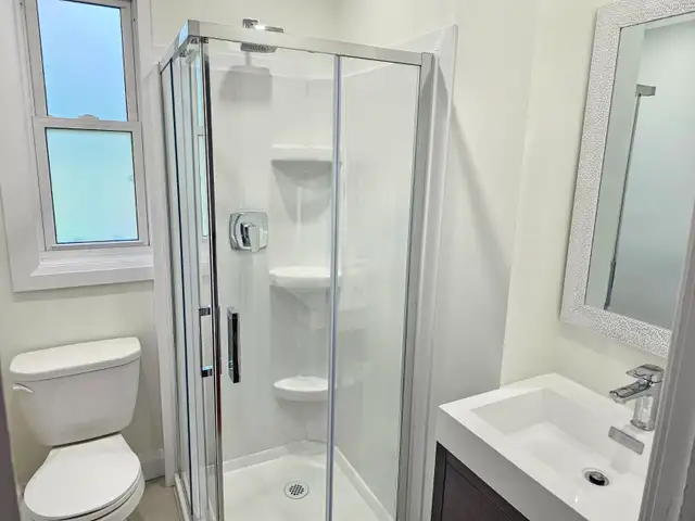 MASSIVE PRIVATE ROOM FOR RENT IN WEEKLY CLEANED HOME ALL INCL in Room Rentals & Roommates in Hamilton - Image 8