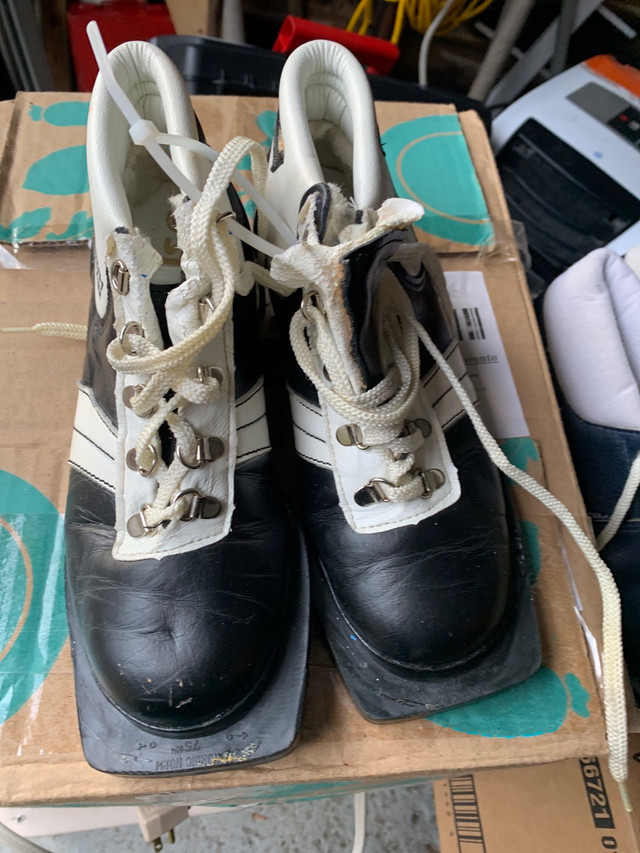 3 PIN Nordic XC boots size 5   in Ski in City of Toronto