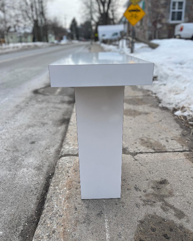 Postmodern minimalist T shaped laminate console table dans Autres tables  à Ville de Montréal - Image 4