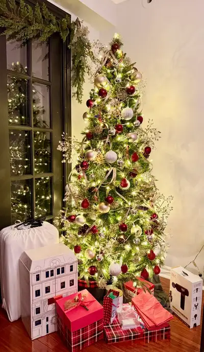 6.5’ Prelit tree. I have added extra lights in those pics. Comes in box.