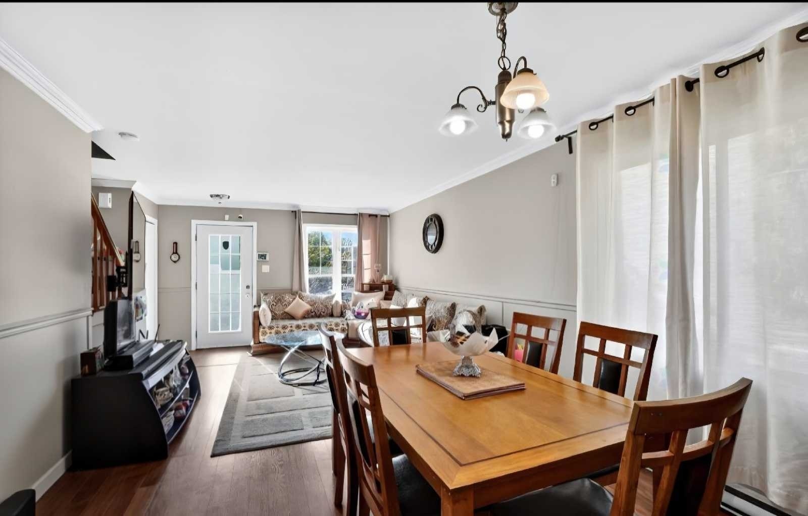 APPARTEMENT 4 ½ STYLE MAISON DE VILLE SUR 2 ÉTAGES – BLAINVILLE — photo 1