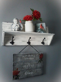 RUSTIC WALL PLAQUE AND PICTURES