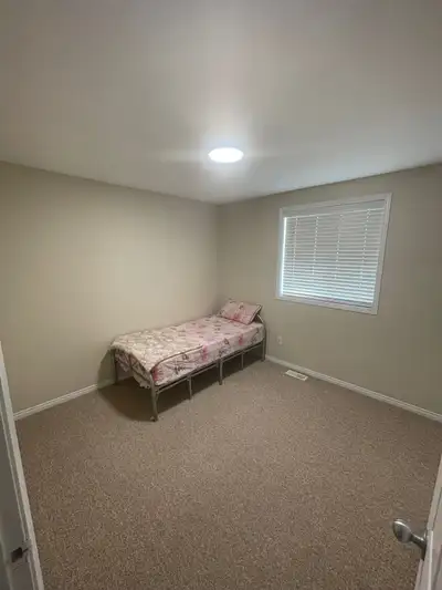 Private Room for Rent – Ideal for Female Tenant Location: Close to Stanly Park Mall, Kitchener, ON R...