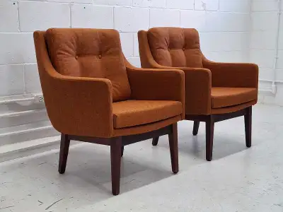 Paire de fauteuils mid-century modern (MCM) en noyer , View more