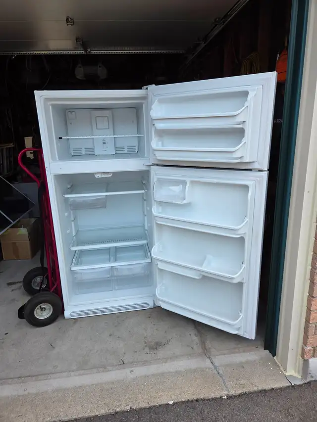 Frigidaire Fridge/Freezer in Refrigerators in Oakville / Halton Region - Image 3