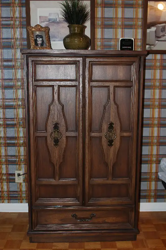 Tete de lit et commode / set de chambre en noyer. in Dressers & Wardrobes in Laval / North Shore - Image 7