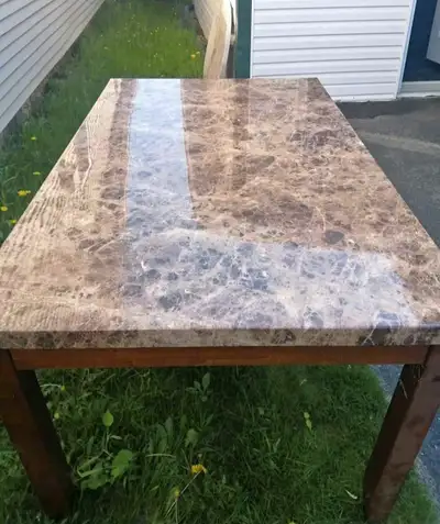 table imitation marbre 37 3/4 x 63 3/4 x 31 de haut sans chaises de windsor prix 40$