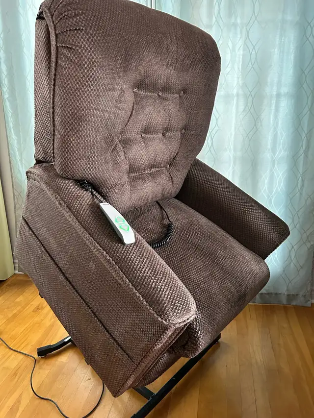 pride power lift assist and reclining chair excellent condition  in Chairs & Recliners in Charlottetown - Image 2