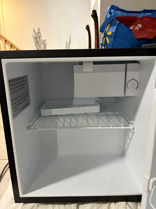 Compact fridge in Refrigerators in Barrie - Image 4