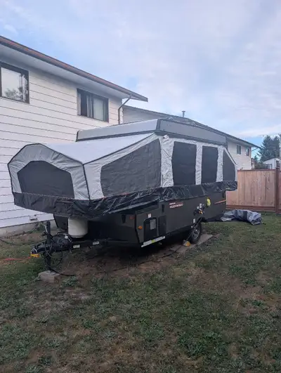 This pre-owned Forest River Rockwood tent trailer offers a fantastic way to enjoy the outdoors with...