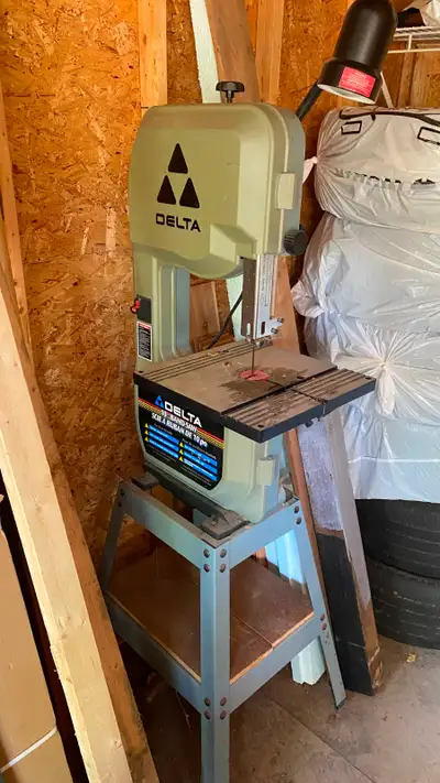 Scie a Ruban Delta de 10 pouces sur socle Avec Lampe et quelques accessoires Poussoir Lames de recha...