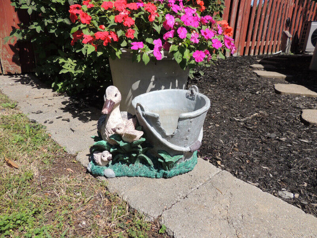 Pot à fleurs avec canards dans Décoration extérieure  à Longueuil/Rive Sud