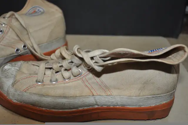 ACTON Wings Broomball sponge Sneakers shoes size 6 vintage Canad in Arts & Collectibles in Victoriaville - Image 5
