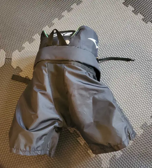 Hockey Pants VIC CX2 - Youth M – Great Condition in Hockey in Markham / York Region - Image 3