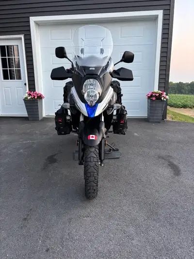 This unit is in mint condition including all the accessories below - OEM center stand - OEM crash ba...