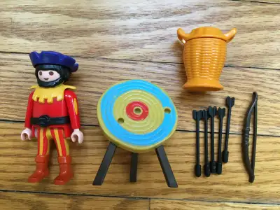 Playmobil Set 4762 - Archer with Bow, Arrows, Target Incomplete set - missing feather for his hat an...