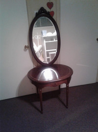 Jolie table d'entree avec miroir, le tout en bois et sculpte.