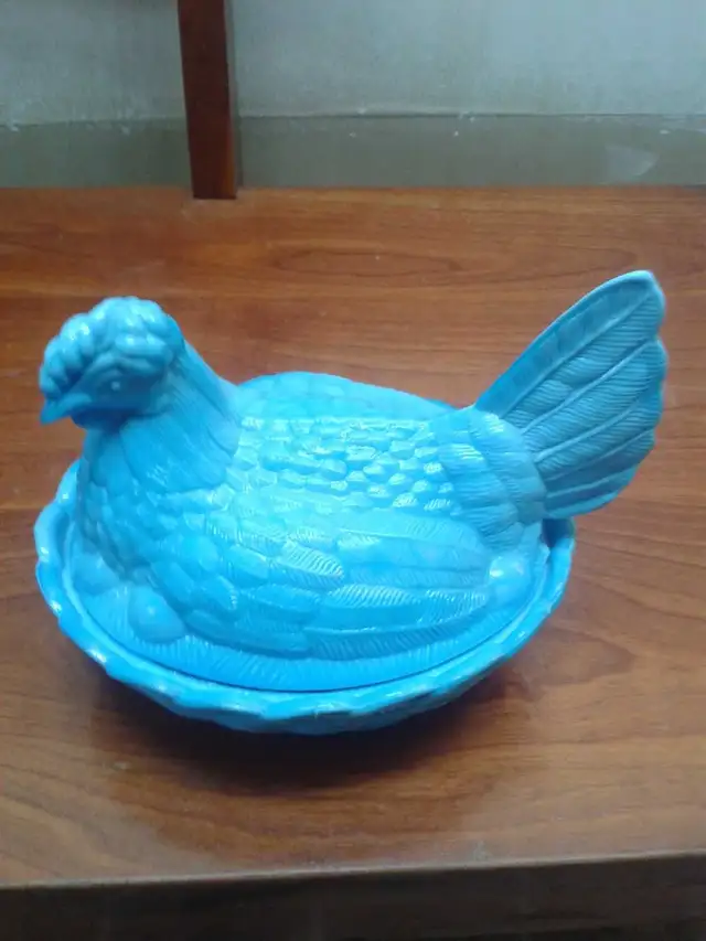 Bonbonniere ancienne (poule) in Arts & Collectibles in Sherbrooke - Image 2